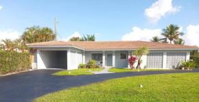 Private designer 8 room art getaway 2 Br-2Ba Full Kitchen Barbecue Patio 2min to beach